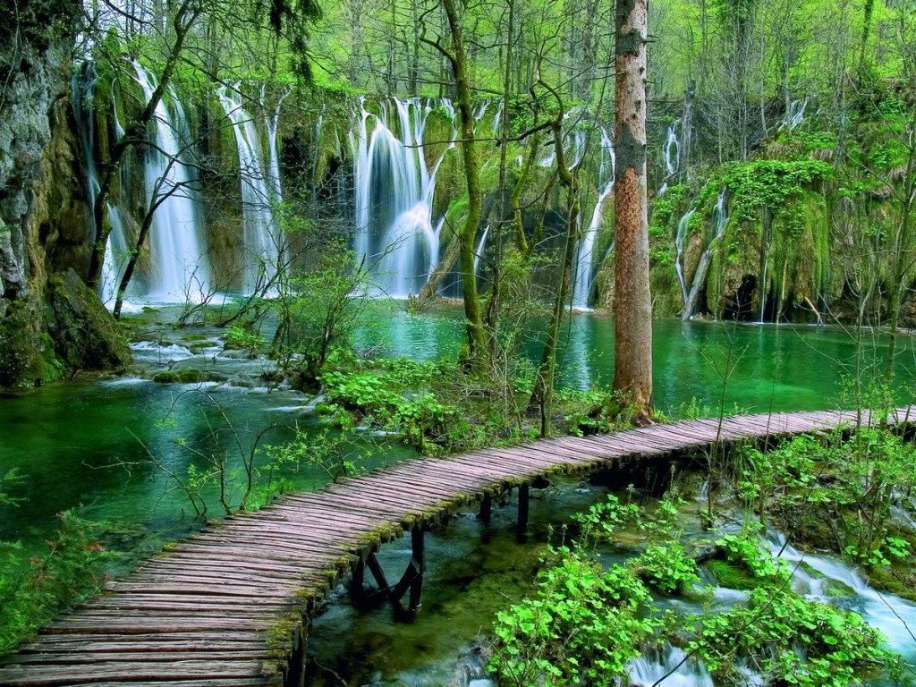 Lago sotto le cascate