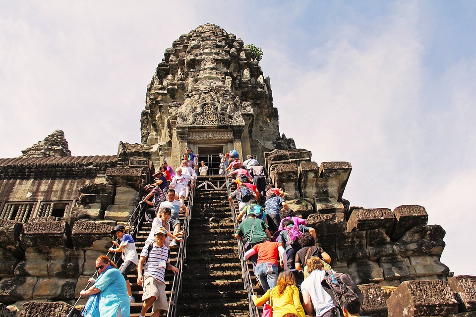 Turisti affollano il tempio di Angkor-Wat