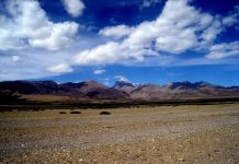 Il monte Kailash svetta sullo sfondo