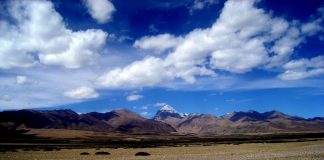 Il monte Kailash svetta sullo sfondo