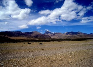 Il monte Kailash svetta sullo sfondo