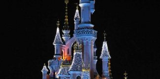 castello di Disneyland di notte