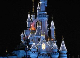 castello di Disneyland di notte