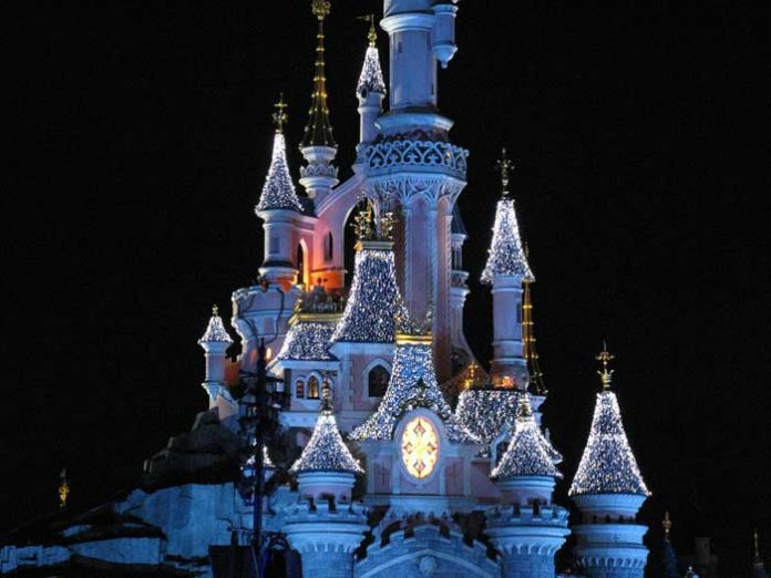 castello di Disneyland di notte