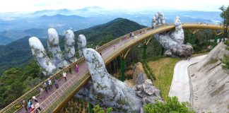 Il ponte che si appoggia su due mani, in vietnam